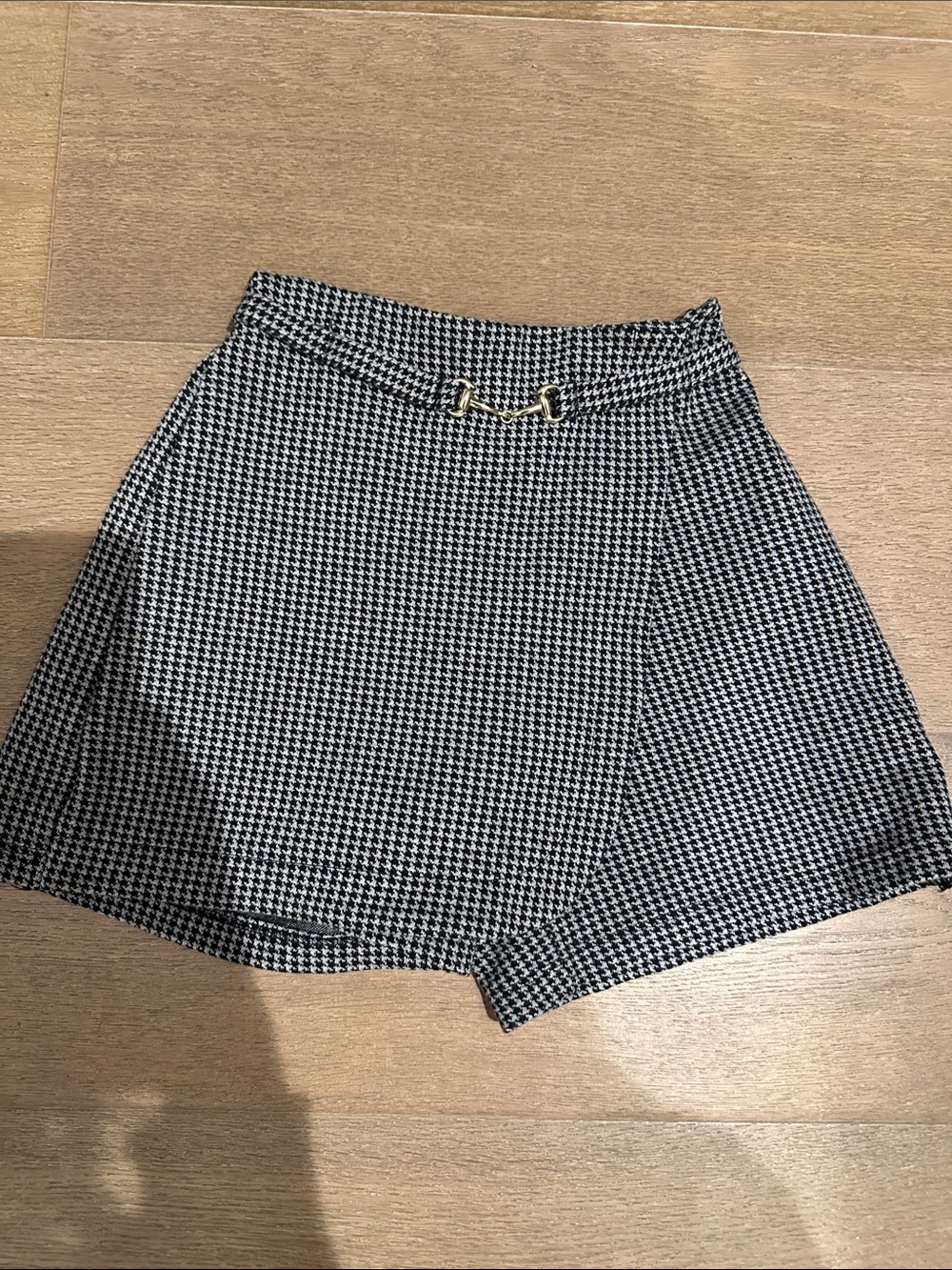 Zara Girls Black-and-White Houndstooth Skort with Gold Buckle. size 10. Like new